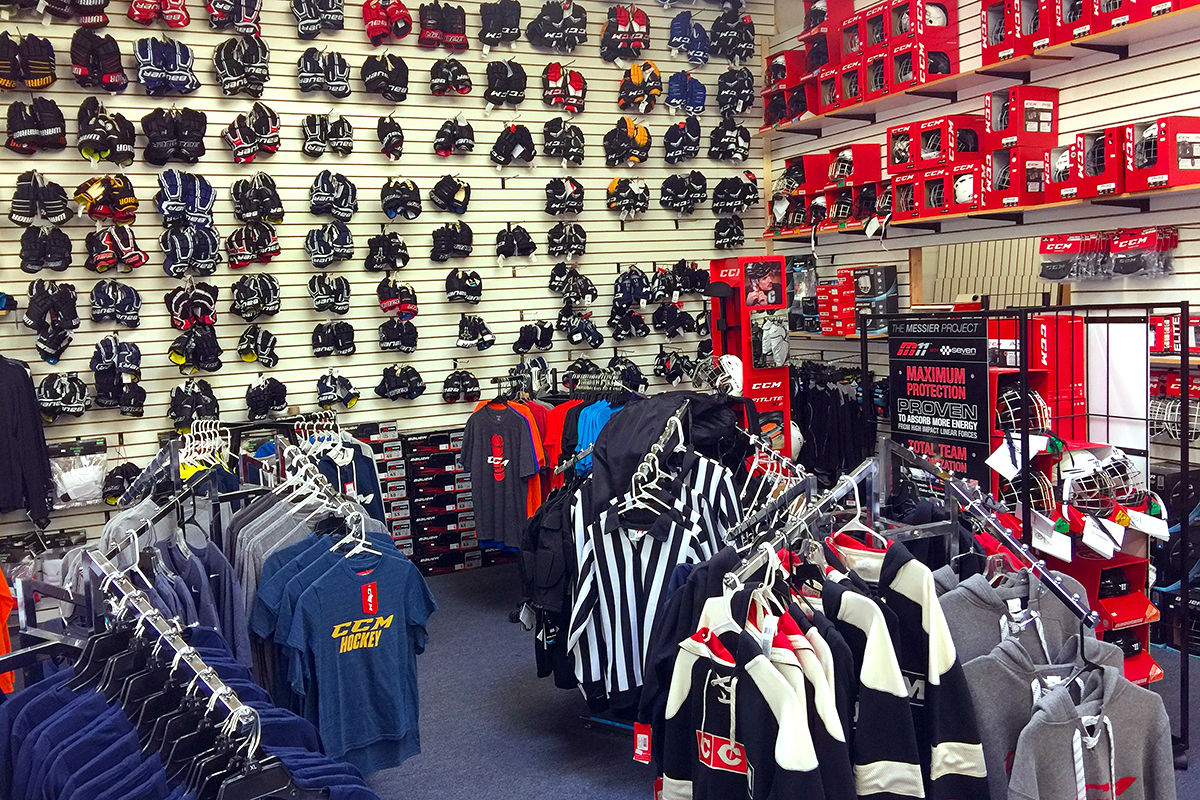 Спортивные магазины киров. Форма хоккейный магазин. Хоккейная экипировка. Хоккейный магазин в Америке. Спортивные магазины США.